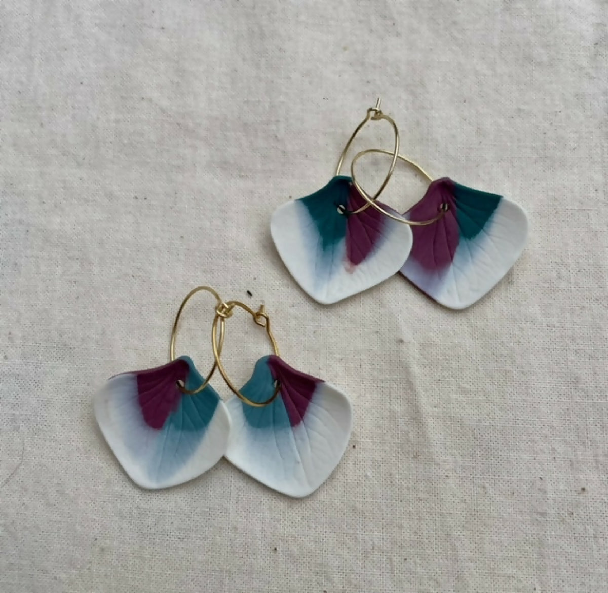 Boucles d’oreille créoles dorées, pendentifs porcelaine bleu clair et prune en forme de goutte