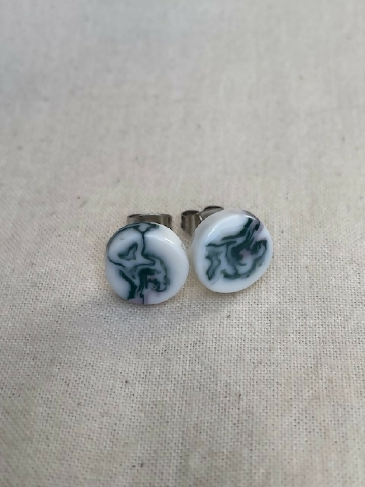 Boucles d’oreille à clous en porcelaine marbrée bleu et blanc, motif abstrait