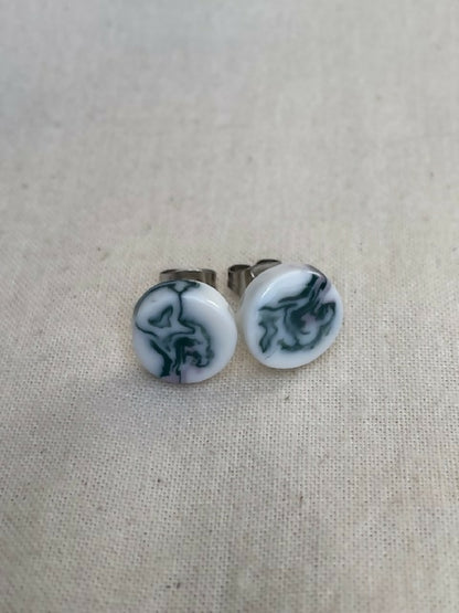 Boucles d’oreille à clous en porcelaine marbrée bleu et blanc, motif abstrait