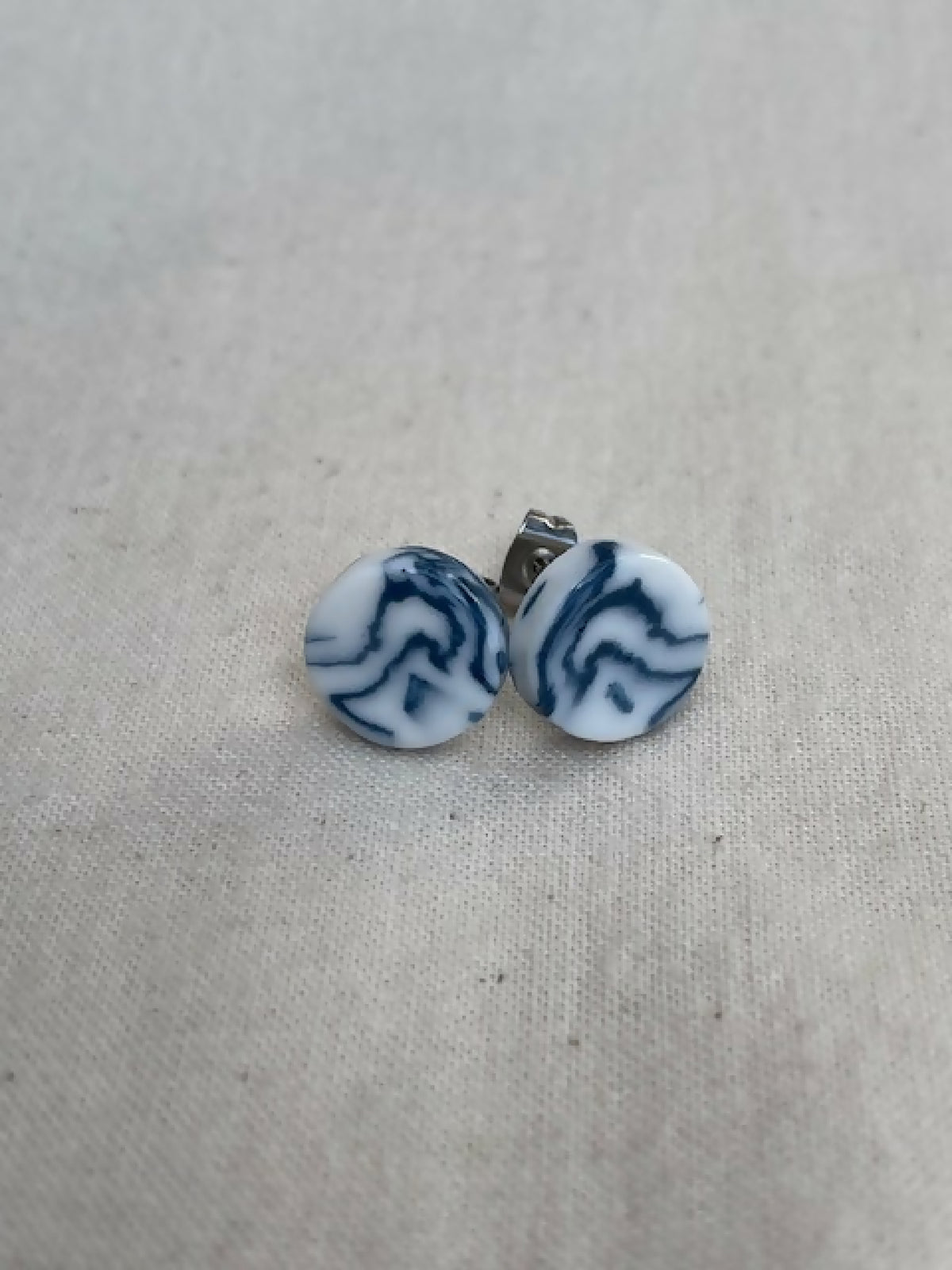 Boucles d’oreille à clous en porcelaine marbrée bleu et blanc, vue de face
