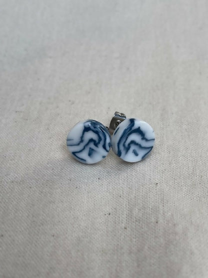 Boucles d’oreille à clous en porcelaine marbrée bleu et blanc, vue de face