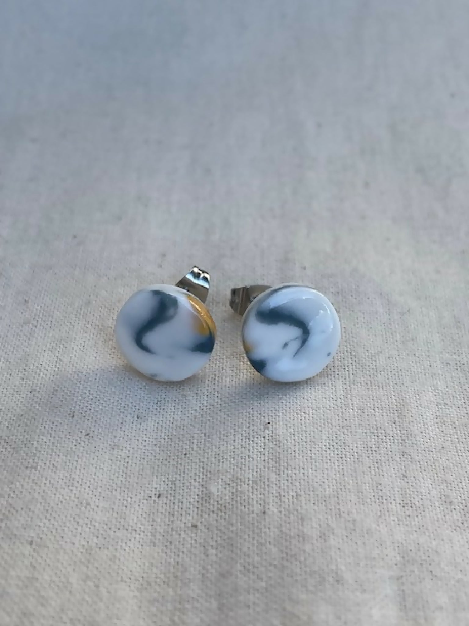 Clous d’oreille en porcelaine, motif marbre bleu et blanc, monture dorée