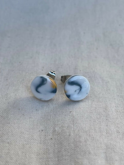 Clous d’oreille en porcelaine, motif marbre bleu et blanc, monture dorée