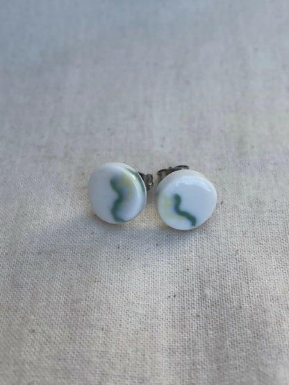 Clous d’oreille en porcelaine motif marbre bleu, blanc et touches vertes
