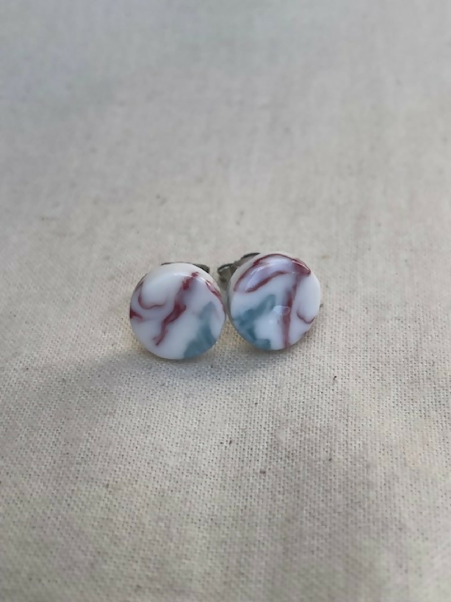 Paire de clous d’oreille ronds en porcelaine marbrée blanc, prune et bleu