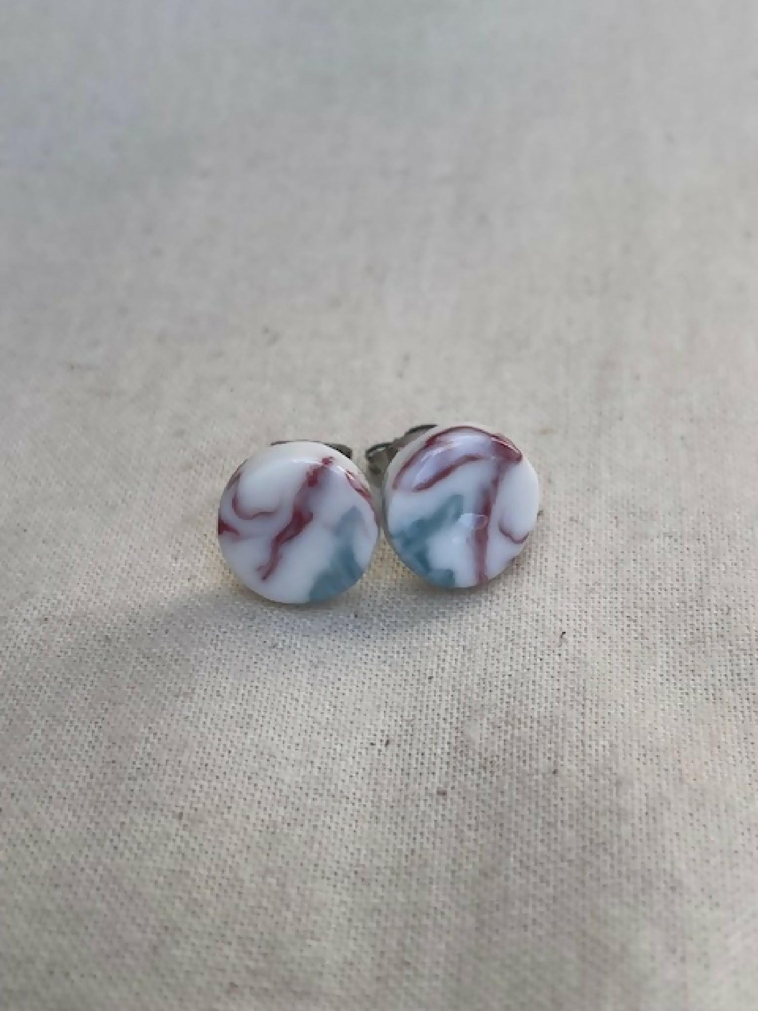 Paire de clous d’oreille ronds en porcelaine marbrée blanc, prune et bleu