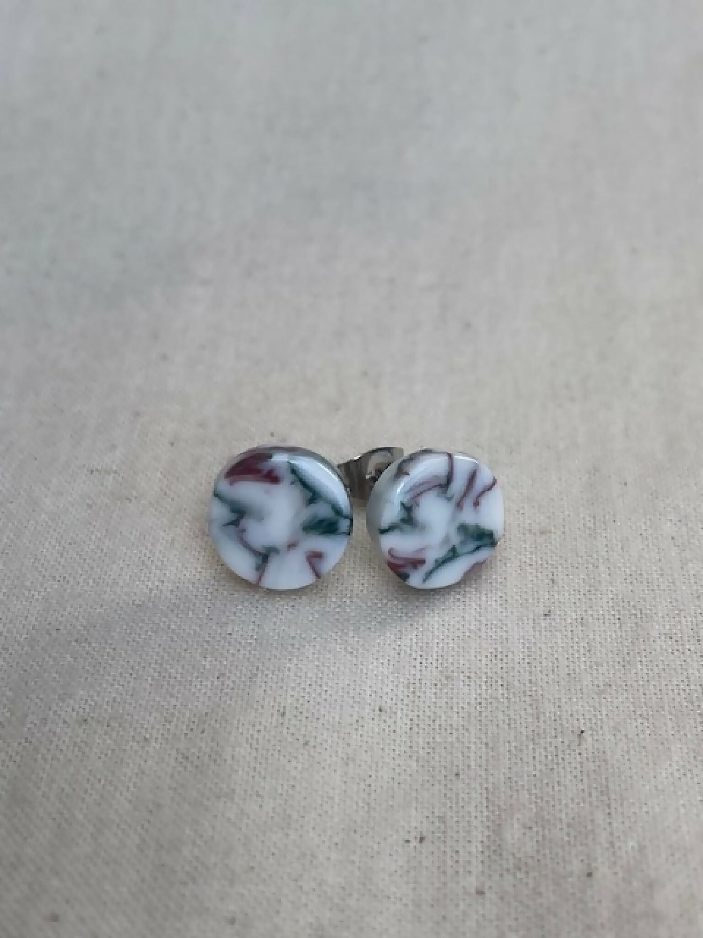 Paire de clous d’oreille ronds en porcelaine marbrée, motifs prune et gris/bleu