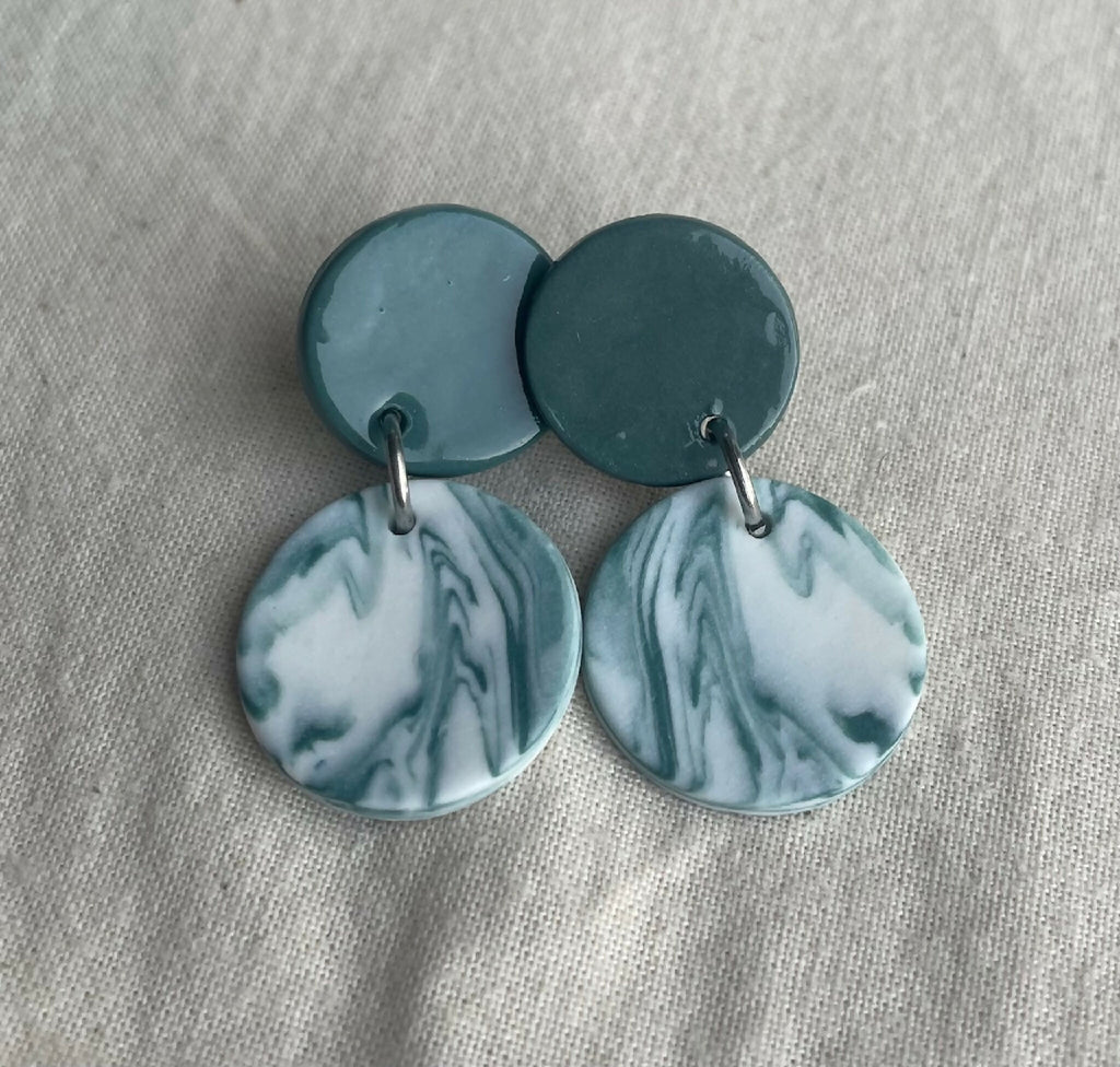 Boucles d’oreille en porcelaine : pastilles bleu canard et cabochons bleu marbré