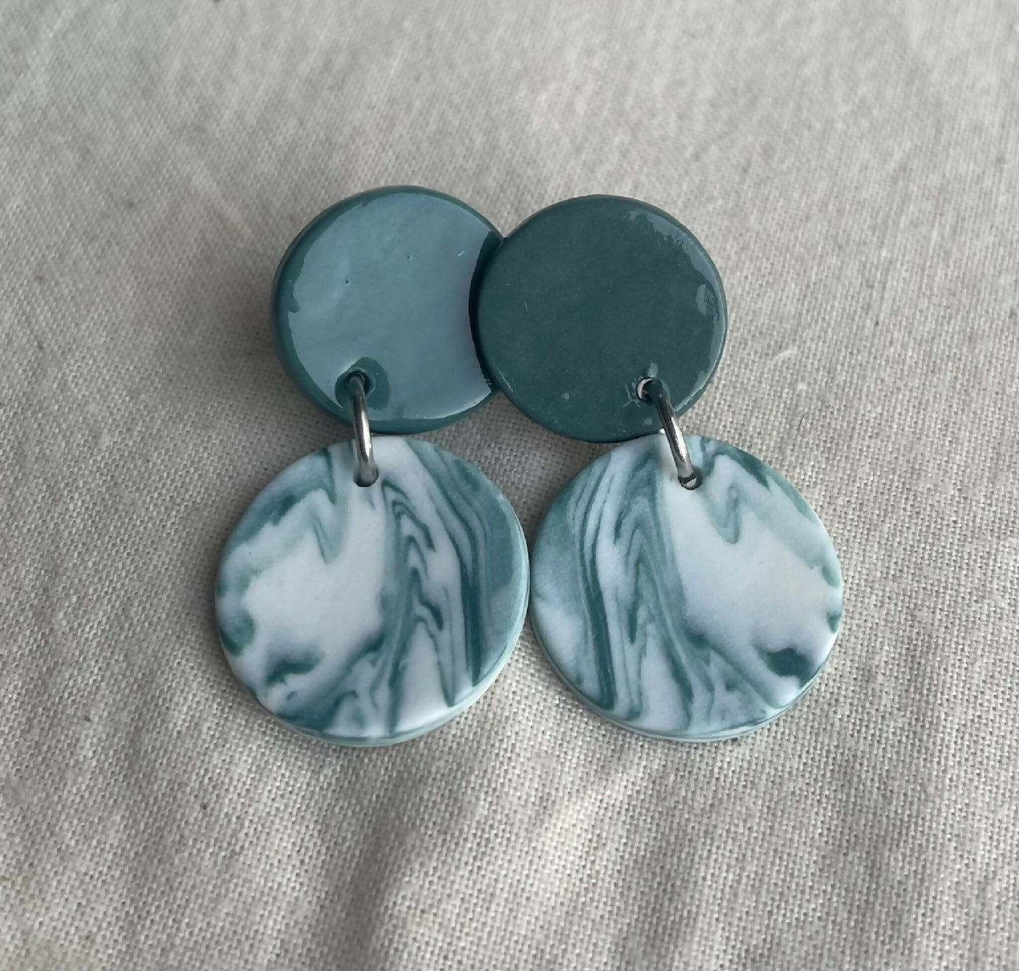 Boucles d’oreille en porcelaine : pastilles bleu canard et cabochons bleu marbré