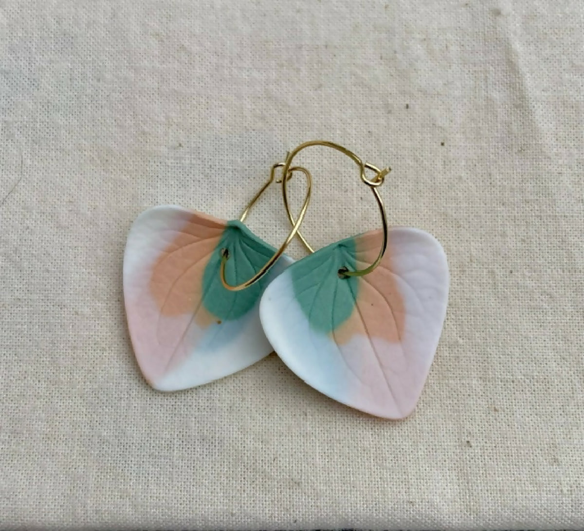 Boucles d’oreille créoles en porcelaine Marie Courtillat, pendentifs roses et vert émeraude
