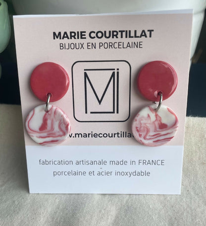 Boucles d’oreille en porcelaine : pastilles rouges et cabochons rouge marbré