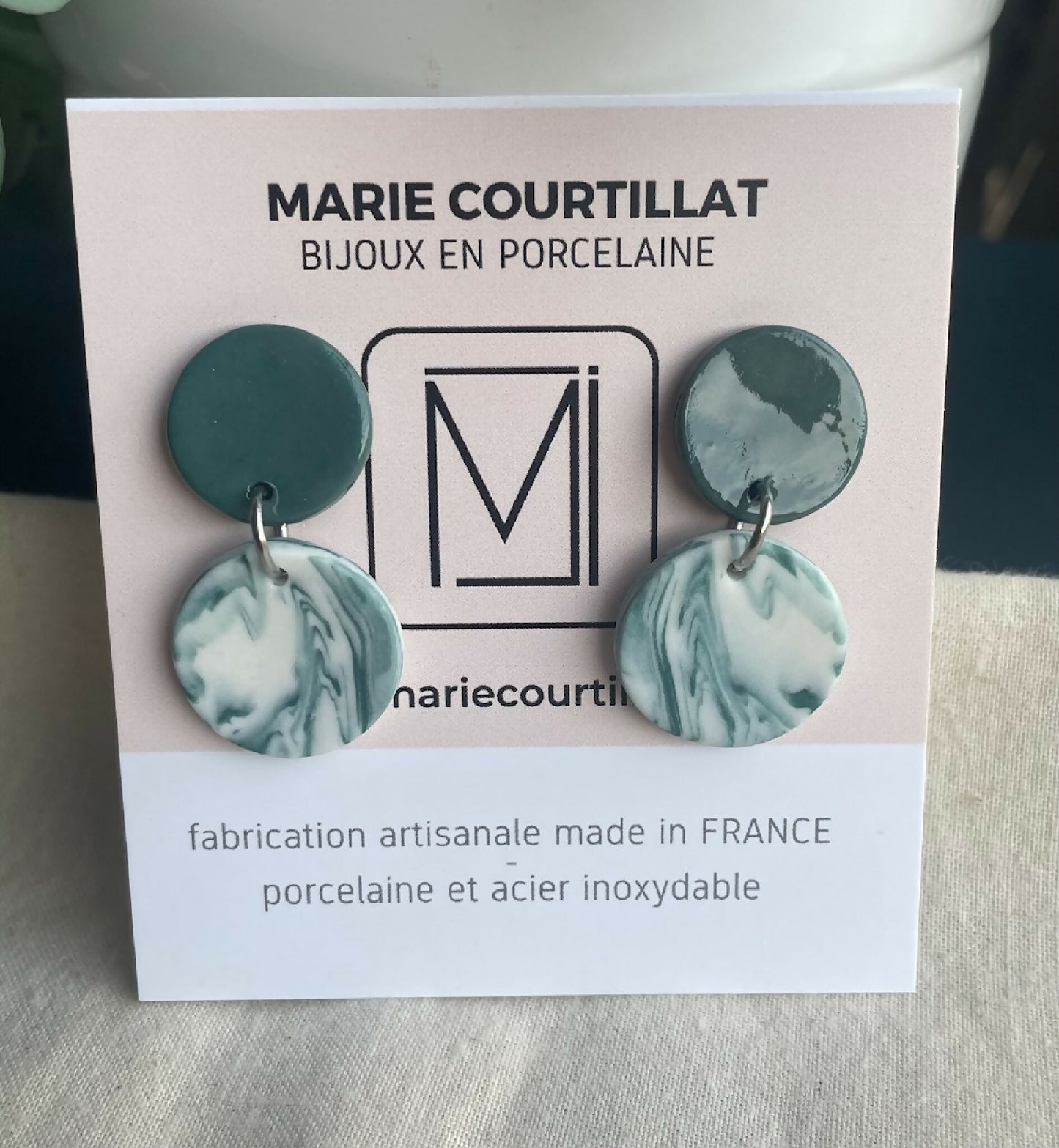 Boucles d’oreille en porcelaine : pastilles vert d’eau et cabochons vert marbré
