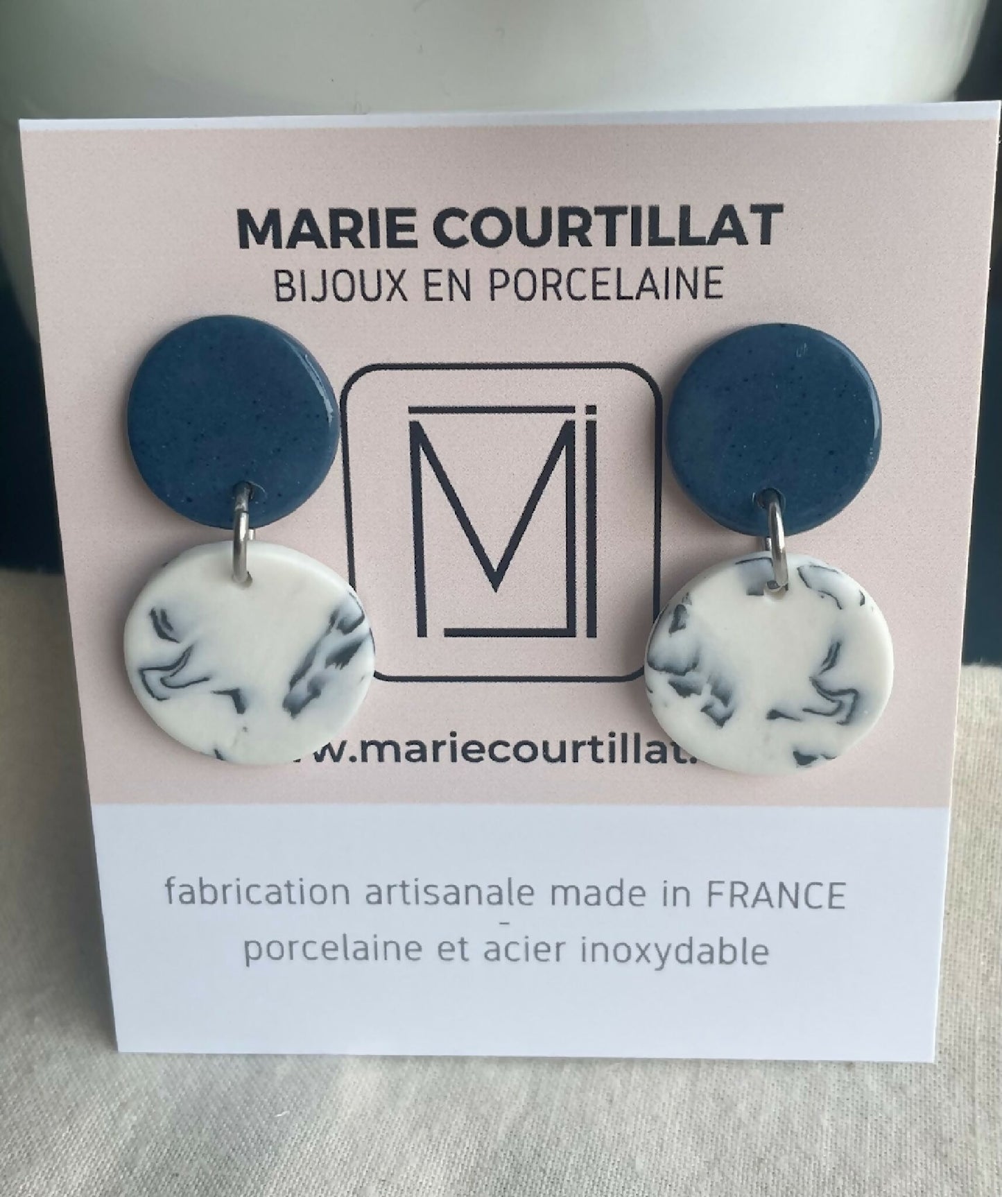 Boucles d’oreille en porcelaine : pastilles bleu nuit et cabochons bleu marbré