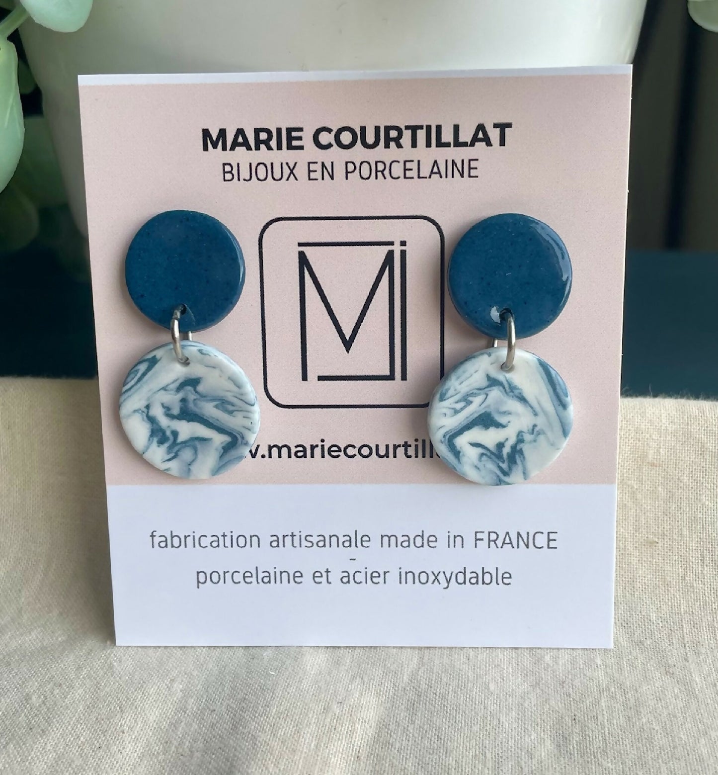 Boucles d’oreille en porcelaine : pastilles bleu nuit et gouttes bleu marbré