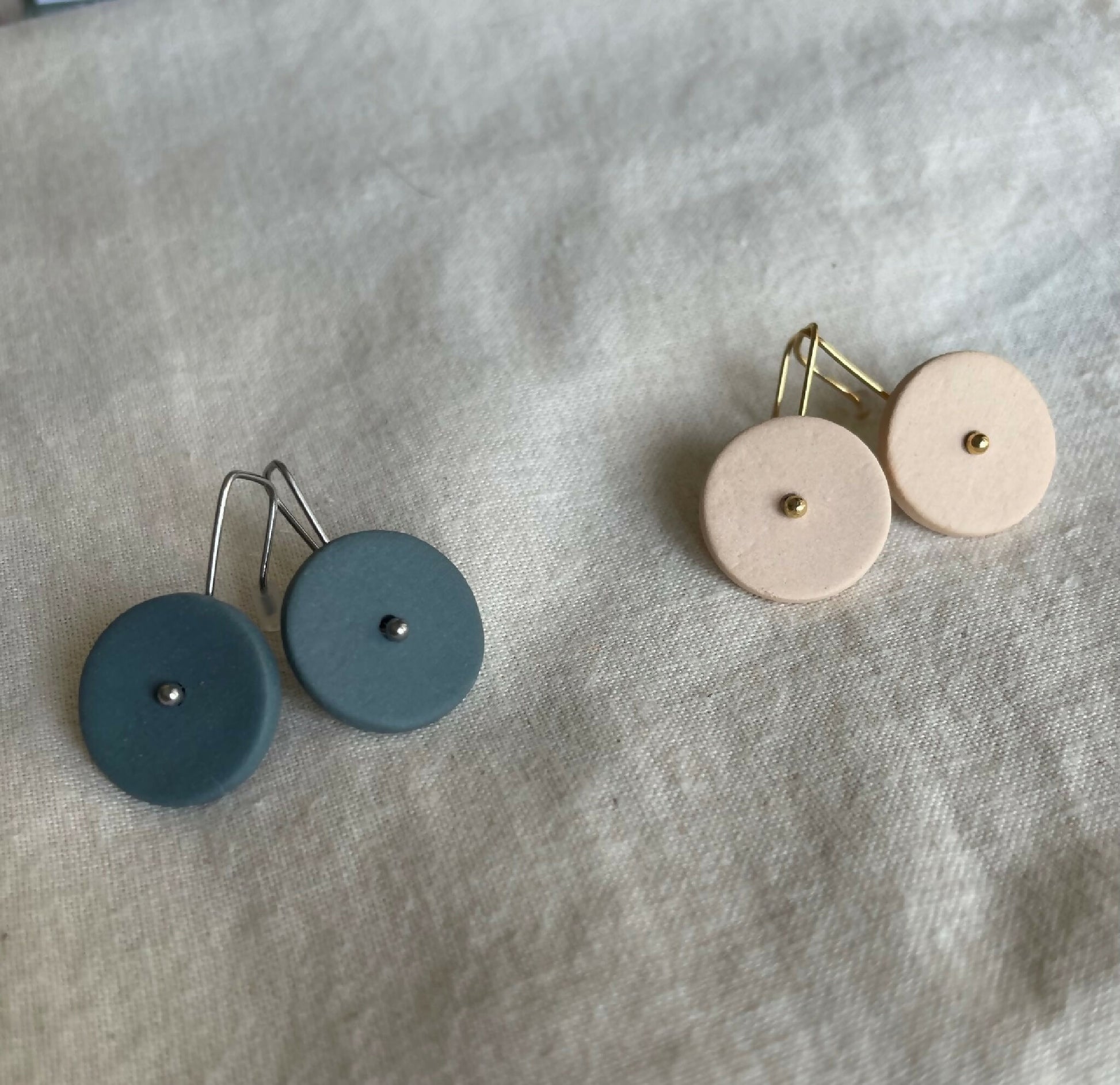 Boucles d’oreilles en porcelaine à disques ronds bleu et rose, tiges dorées
