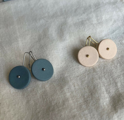 Boucles d’oreilles en porcelaine à disques ronds bleu et rose, tiges dorées