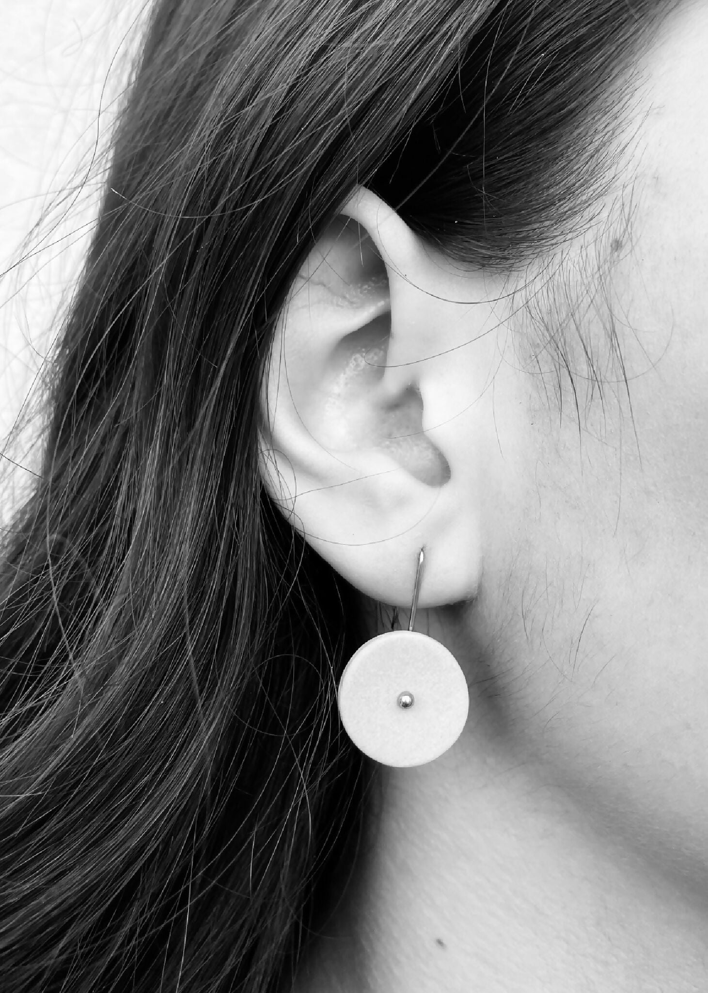 Boucle d’oreille en porcelaine disque rond clair, sur tige fine