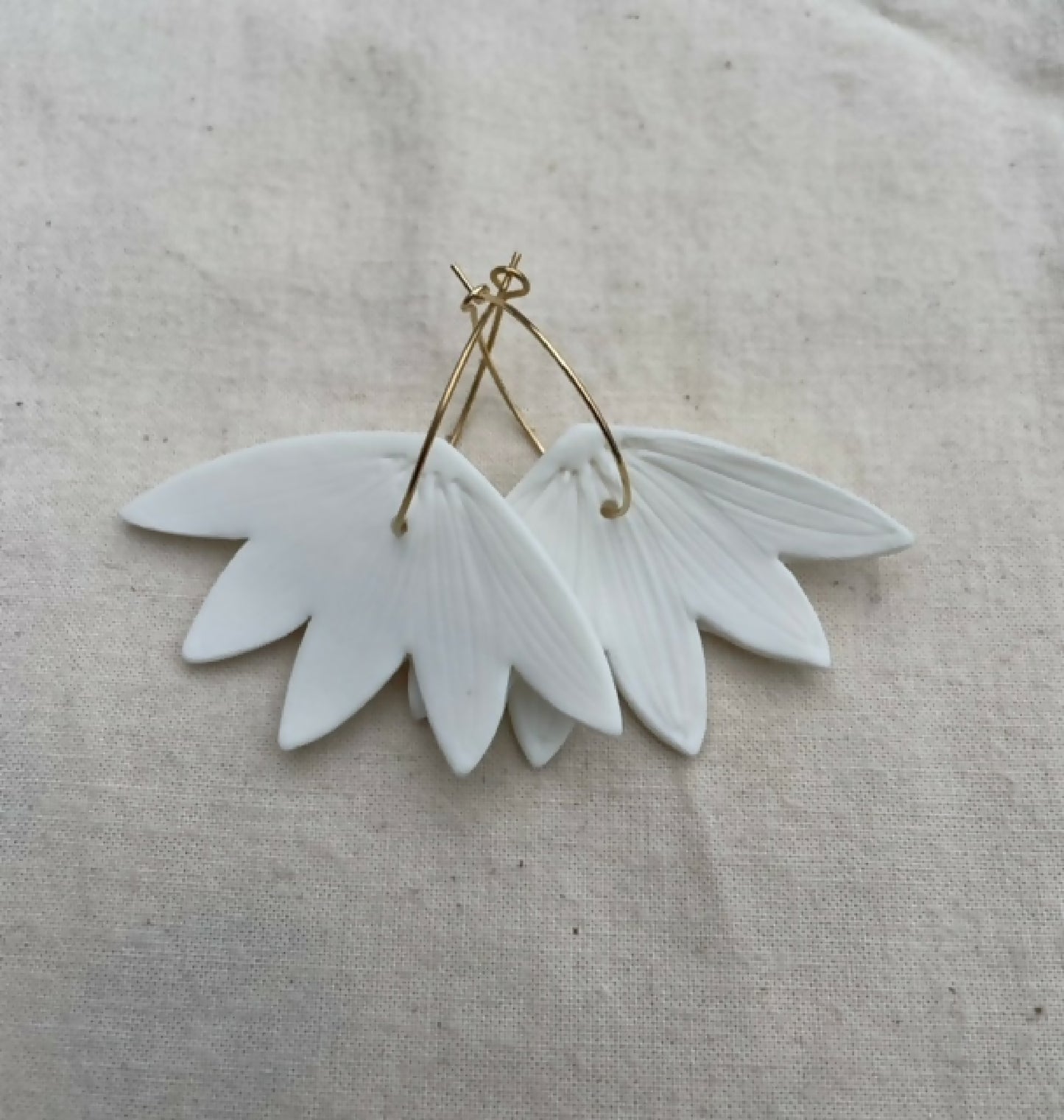 Boucles d’oreilles créoles en porcelaine Marie Courtillat, pétales blancs.
