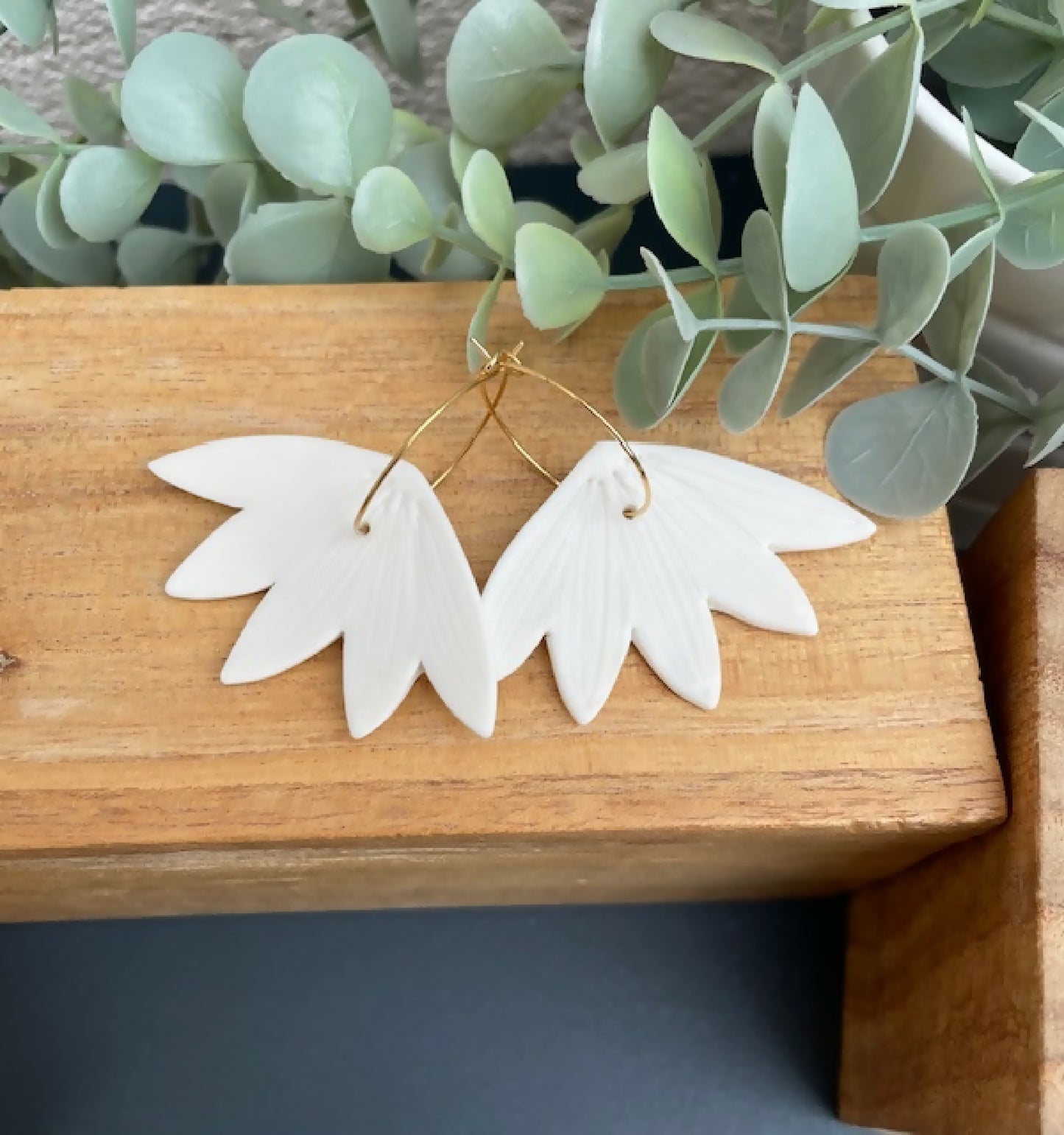 Boucles d’oreilles créoles en porcelaine Marie Courtillat, deux pendentifs pétales blancs.