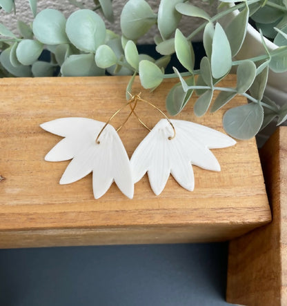 Boucles d’oreilles créoles en porcelaine Marie Courtillat, deux pendentifs pétales blancs.