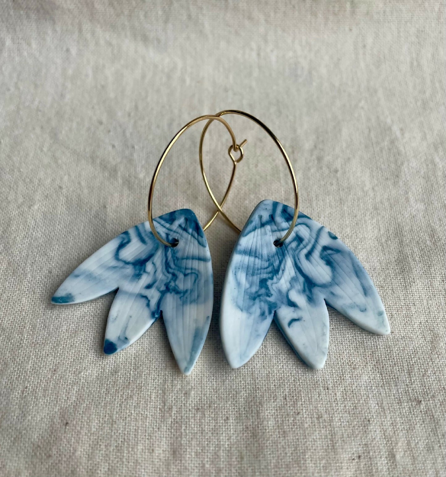 Créoles en porcelaine bleue marbrée, pendentifs pétales, fermoir crochet