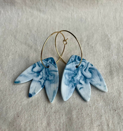 Créoles en porcelaine bleue marbrée, pendentifs pétales, fermoir crochet
