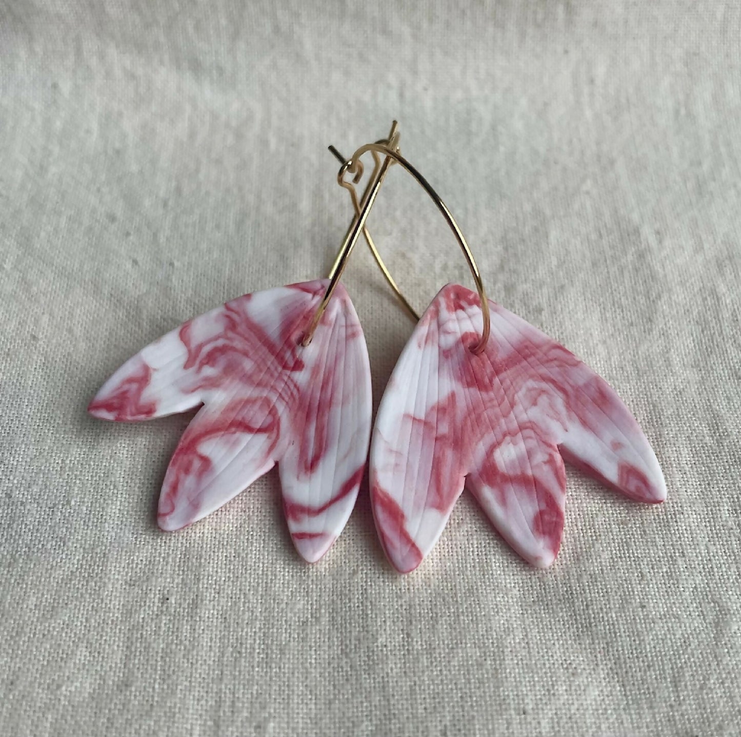 Créoles en porcelaine rose marbrée, pendentifs pétales, fermoir crochet