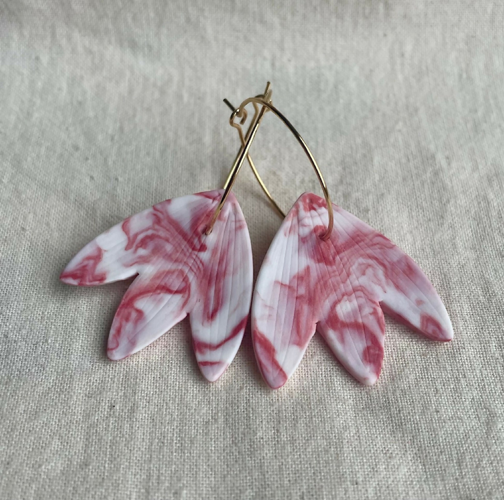 Créoles en porcelaine rose marbrée, pendentifs pétales, fermoir crochet