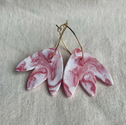 Créoles en porcelaine rose marbrée, pendentifs pétales, fermoir crochet