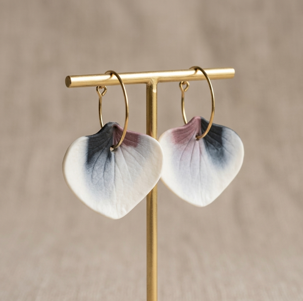 Boucles d’oreille créoles en porcelaine Marie Courtillat : pendants cœur blanc rosé, anneaux dorés.