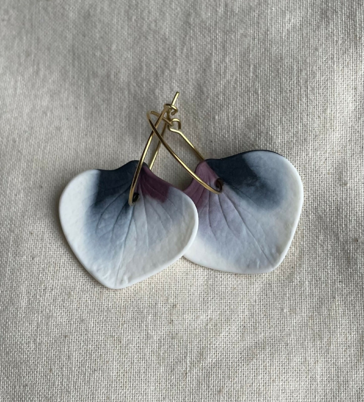 Boucles d’oreille créoles en porcelaine, cœurs bleu clair, attache noir et prune.
