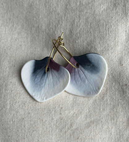 Boucles d’oreille créoles en porcelaine, cœurs bleu clair, attache noir et prune.