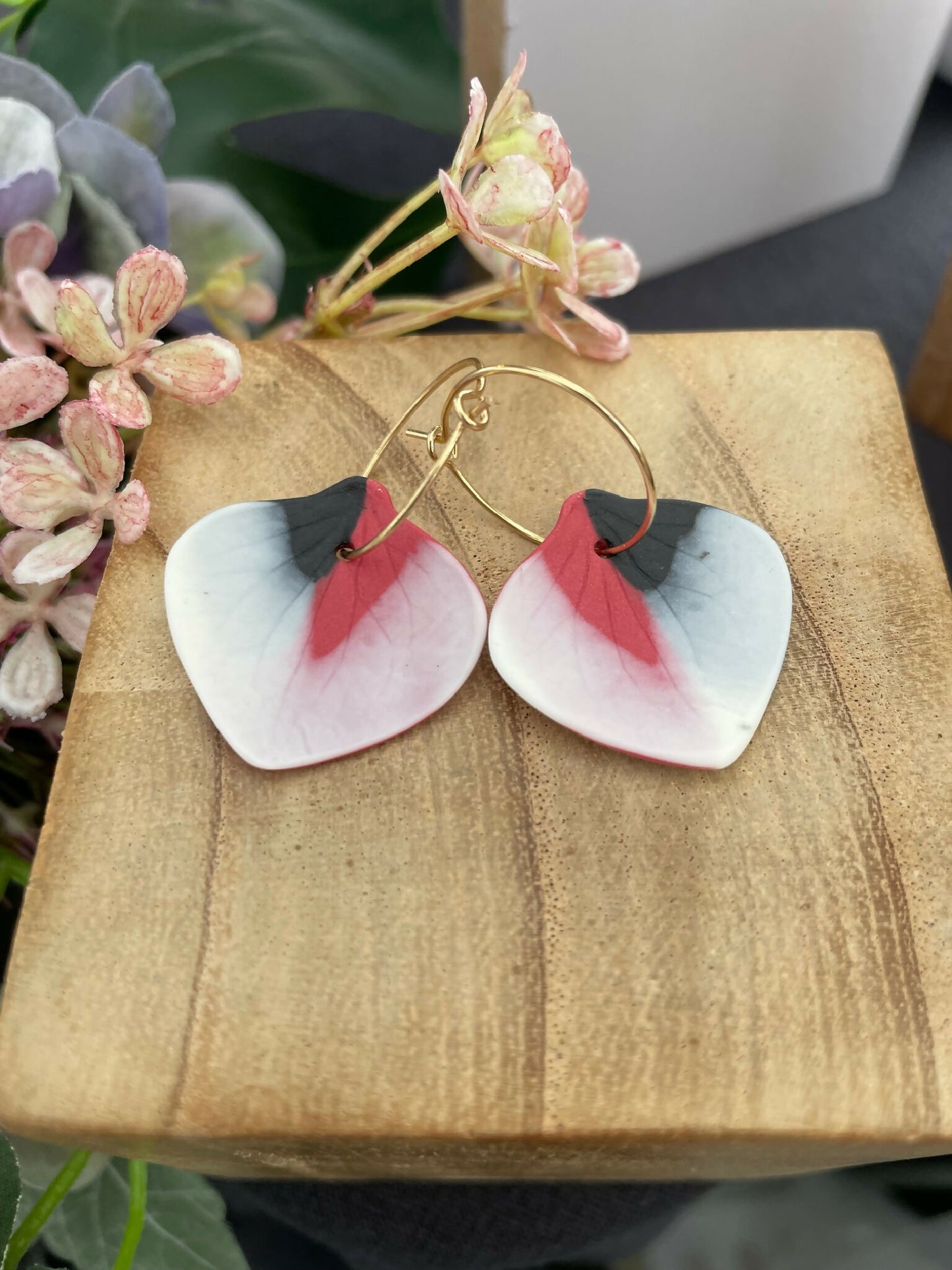 Boucles d’oreille créoles en porcelaine, cœurs bleu clair, attache noir et rouge.