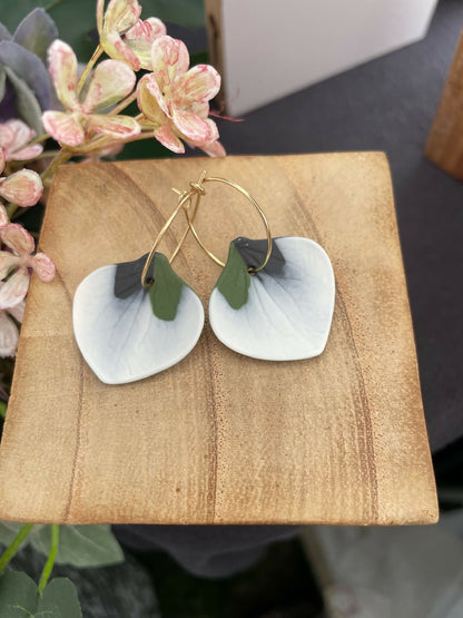 Boucles d’oreille créoles en porcelaine, cœurs bleu clair, attache noir et vert.