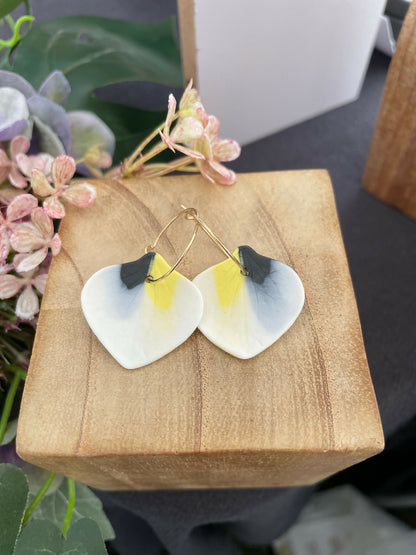 Boucles d’oreille créoles en porcelaine, cœurs bleu clair, attache noir et jaune.