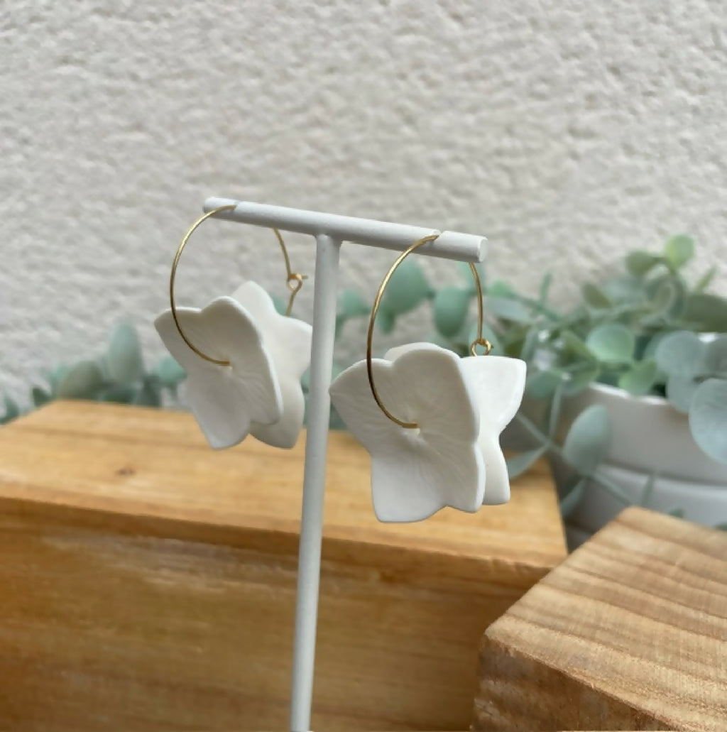 Boucles d’oreille en porcelaine, fleurs blanches pendantes sur anneaux dorés