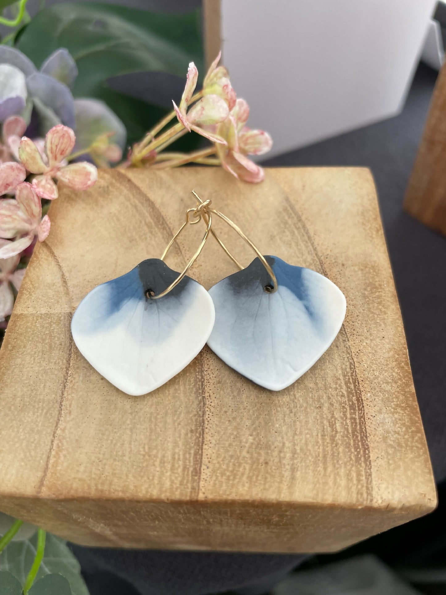 Boucles d’oreille créoles en porcelaine, cœurs bleu clair, attache noir et vert émeraude.