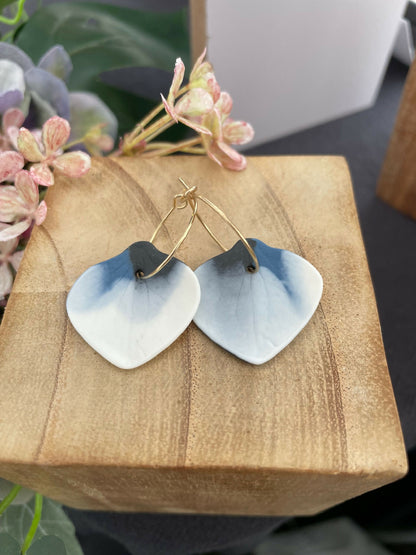 Boucles d’oreille créoles en porcelaine, cœurs bleu clair, attache noir et vert émeraude.