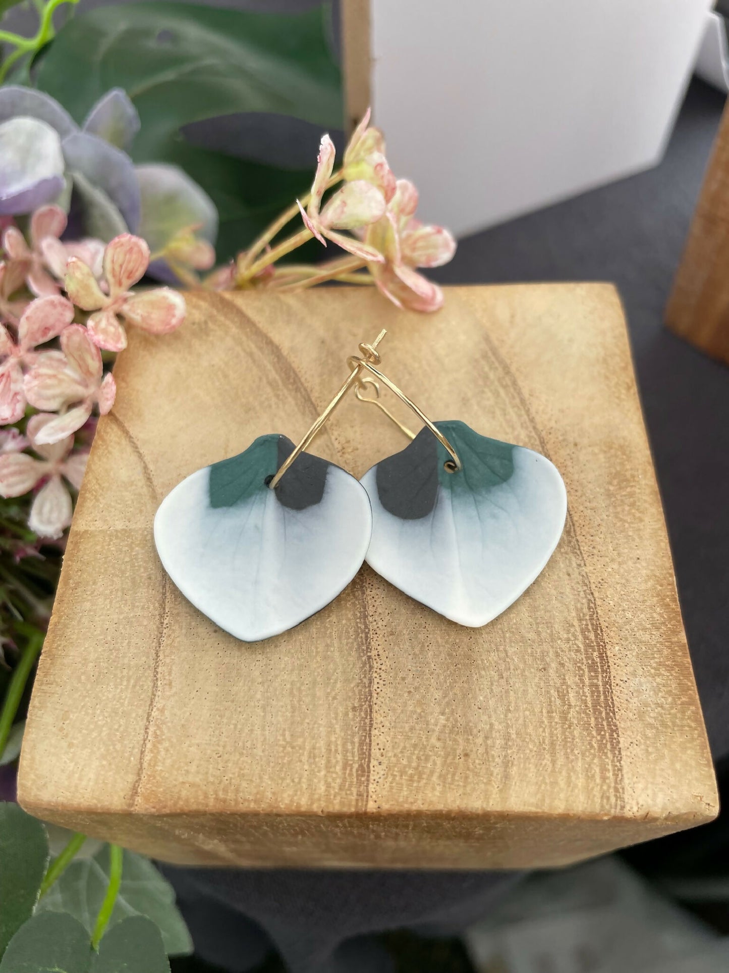 Boucles d’oreille créoles en porcelaine, cœurs bleu clair, attache noir et vert.