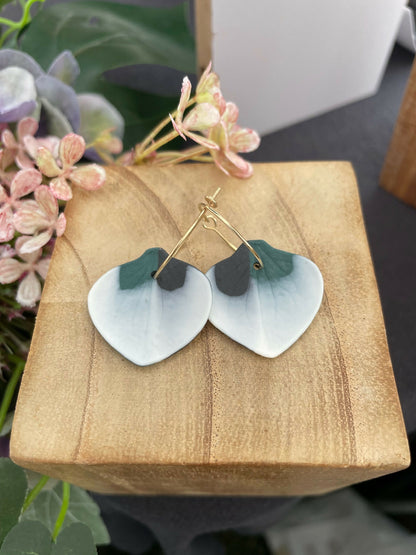 Boucles d’oreille créoles en porcelaine, cœurs bleu clair, attache noir et vert.