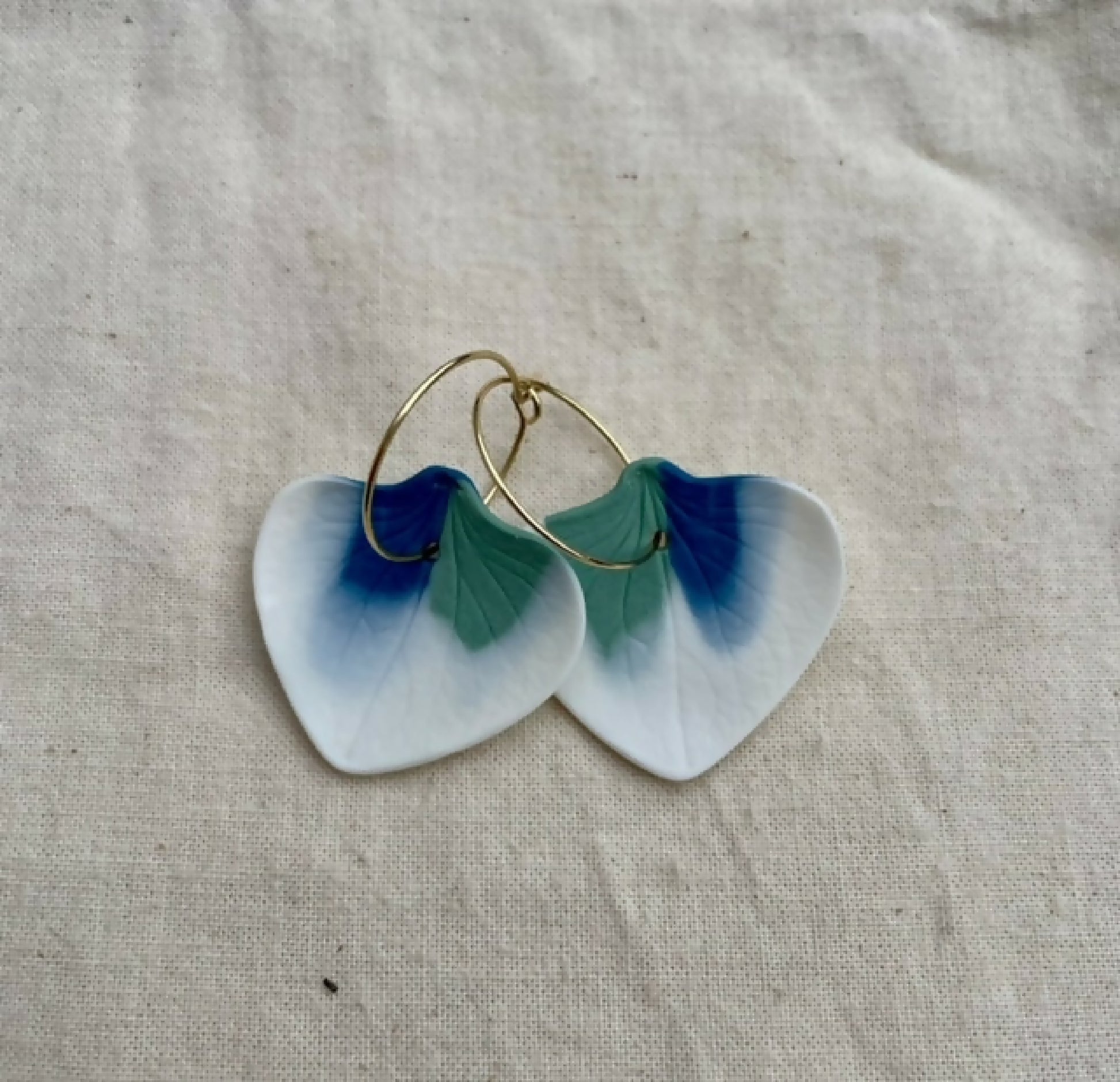 Créoles Marie Courtillat en porcelaine, pendentifs cœur bleu dégradé