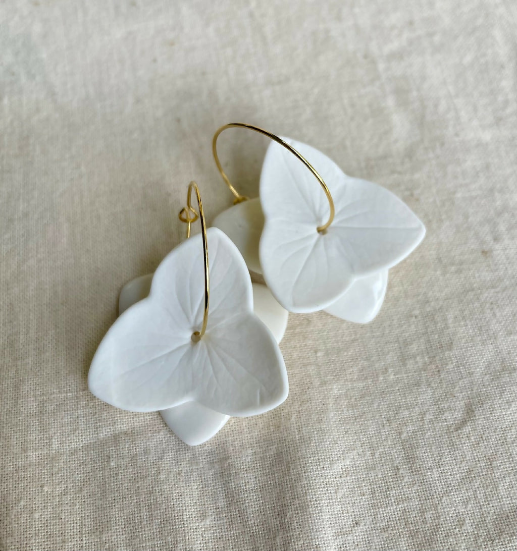 Boucles d’oreille en porcelaine, grandes fleurs blanches, anneaux dorés
