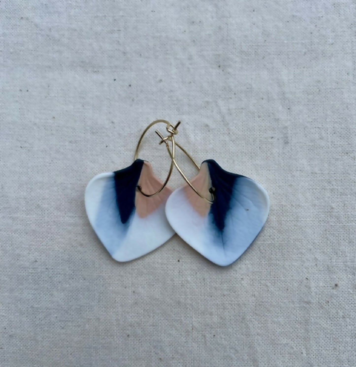 Boucles d’oreille créoles en porcelaine, gris bleuté, fermoir doré, forme cœur