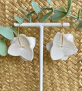 Boucles d’oreille en porcelaine, fleurs blanches avec attaches dorées