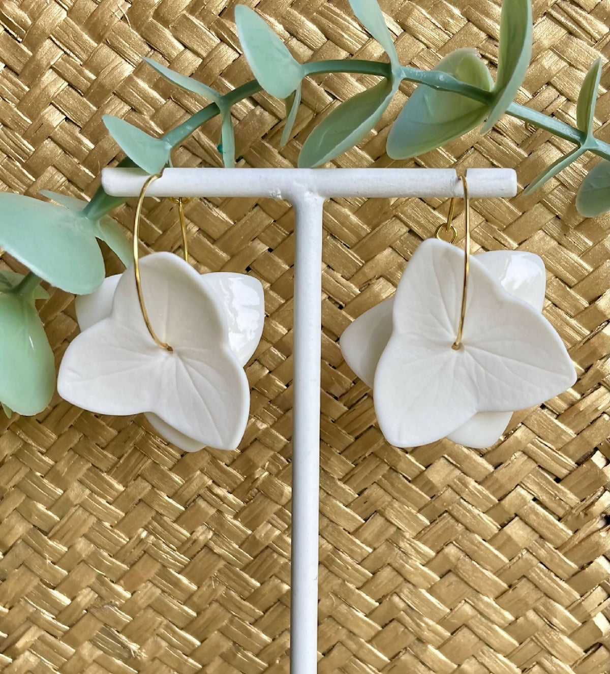 Boucles d’oreille en porcelaine, fleurs blanches avec attaches dorées