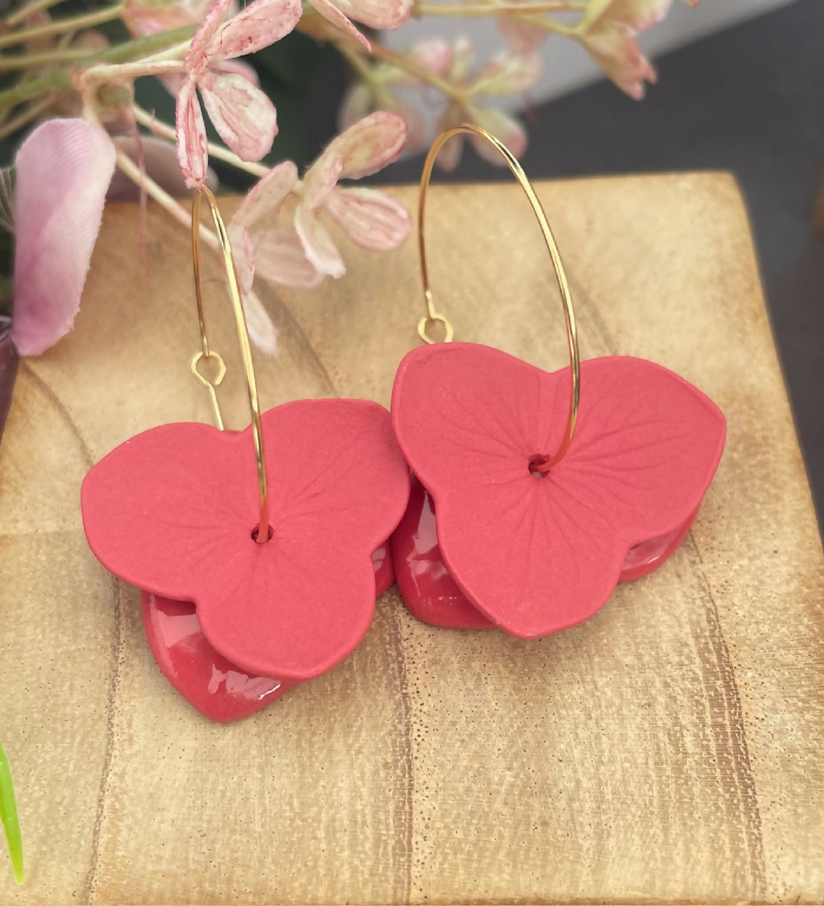 Boucles d’oreille en porcelaine, fleurs rouges pendantes sur anneaux dorés