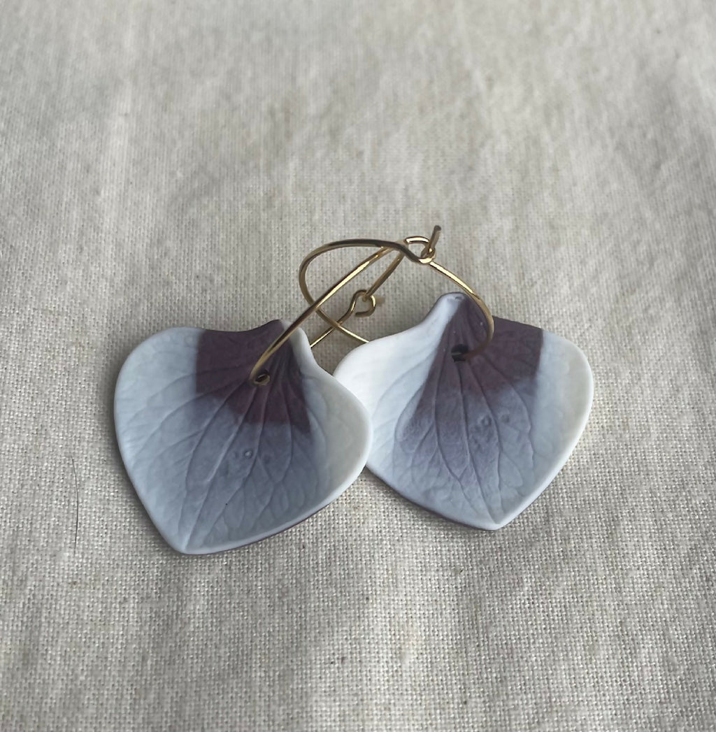 Boucles d’oreille créoles en porcelaine, pétales bleu clair, attaches dorées.