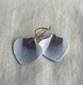 Boucles d’oreille créoles en porcelaine, pétales bleu clair, attaches dorées.