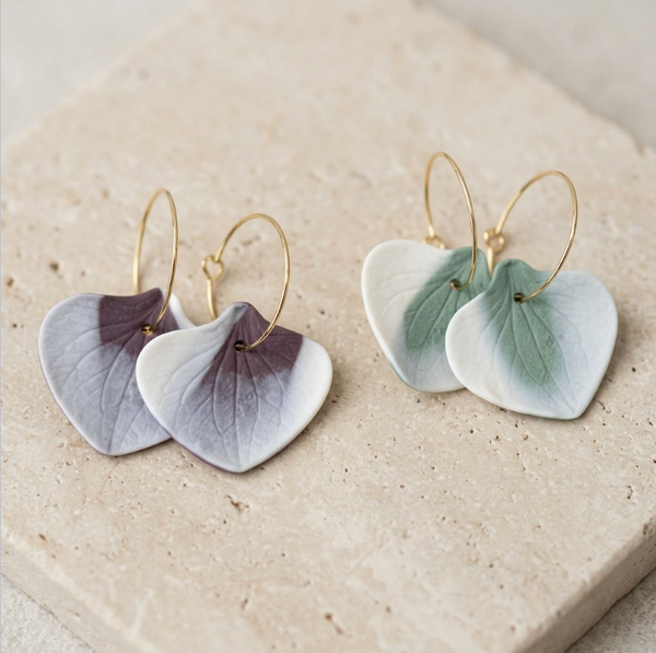 Paire de créoles en porcelaine Marie Courtillat, feuilles lilas et vertes