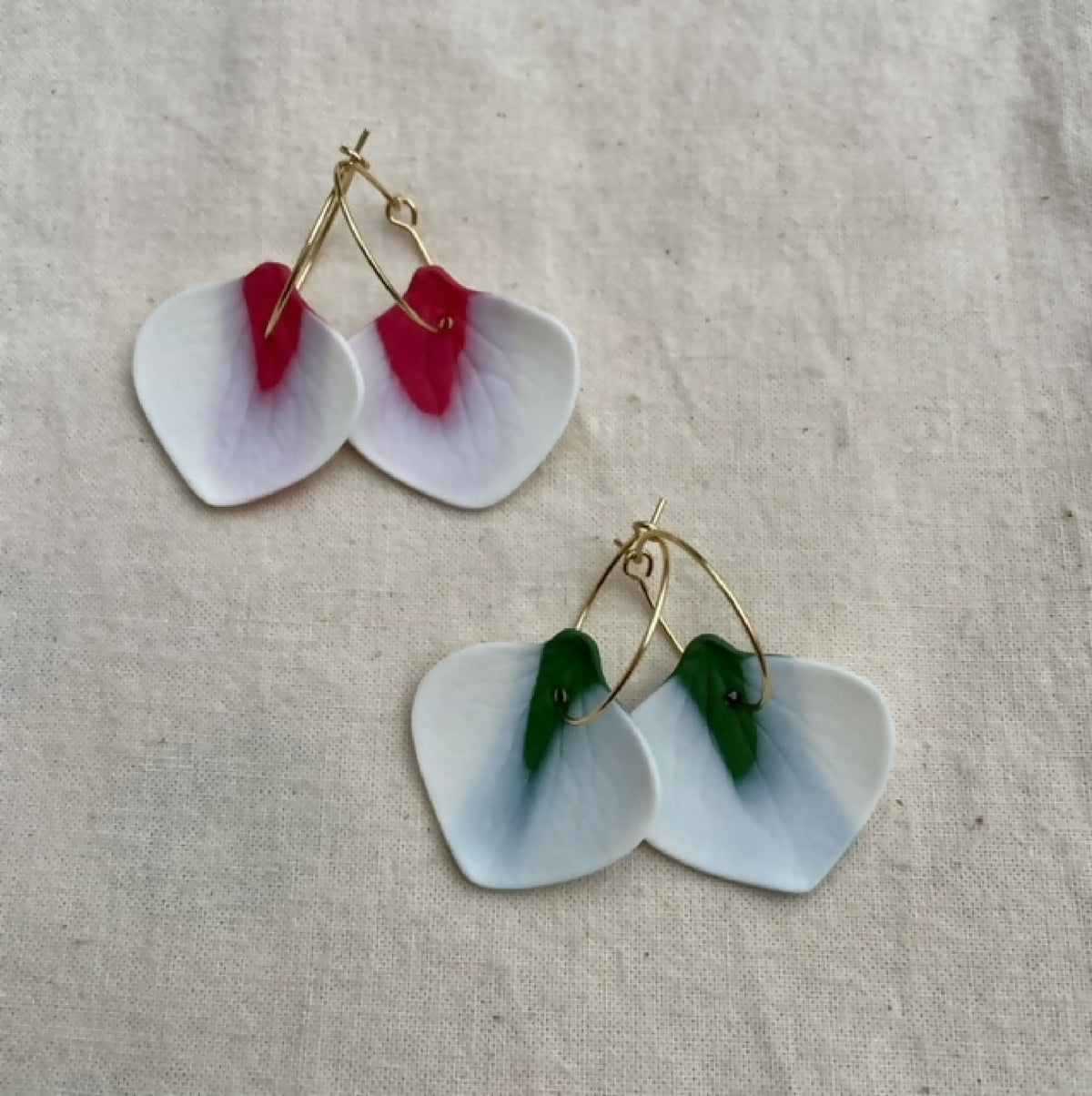 Créoles en porcelaine blanche, pendants rouges et verts, monture dorée